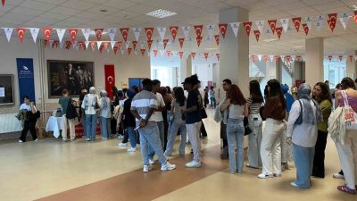 Düzce Belediyesi şehre yeni gelen öğrencilerin otobüs kartlarını yenilemeleri için