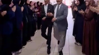 Düzce’de 42 yıldır öğretmenlik yapan İsmail Akbaş, mesleğinin son gününde,