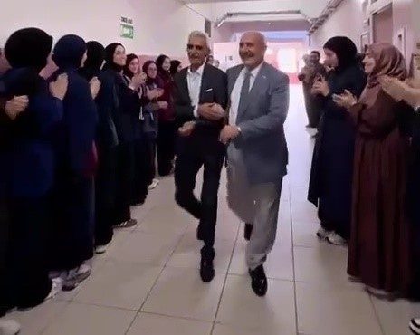 Düzce’de 42 yıldır öğretmenlik yapan İsmail Akbaş, mesleğinin son gününde,