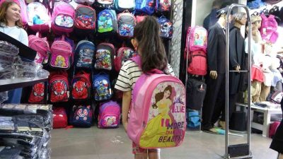 Yeni eğitim-öğretim yılı öncesinde kırtasiye ve okul kıyafeti alışverişleri hız