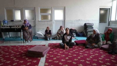 Kastamonu’nun Araç ilçesinde devam eden orman yangını nedeniyle tahliye edilen