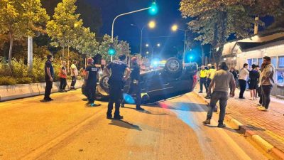 Bilecik’te orta refüje çarpan otomobilin takla atması sonucunda gerçekleşen trafik