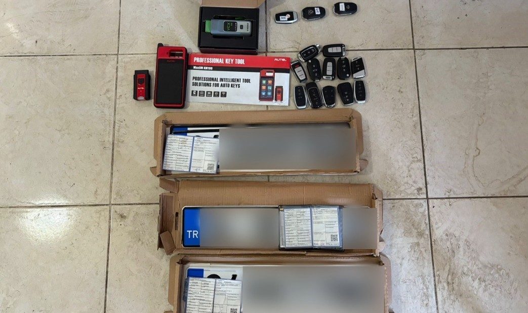 Kocaeli’de kiraladıkları aracın anahtarını kopyalayıp içerisine GPS cihazı yerleştirdikten sonra