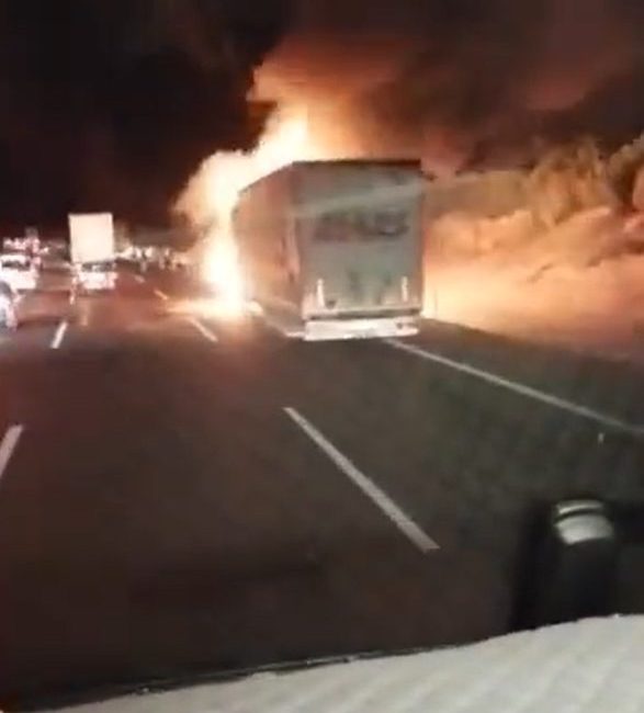 Otobanda tır yandı, patlama anı kamerada Yalova’nın Altınova ilçesinde otobanda seyreden tır alevlere teslim oldu. Yangında