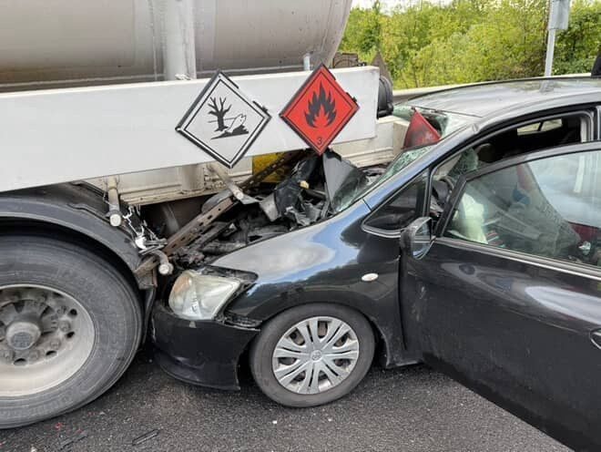 Otomobil tankere saplandı: 1 yaralı Düzce’de otomobilin tankere saplandığı kazada 1 kişi yaralandı. Kaza, Bolu