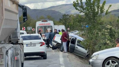 Düzce’de iki aracın karıştığı trafik kazasında 1’i çocuk 4 kişi