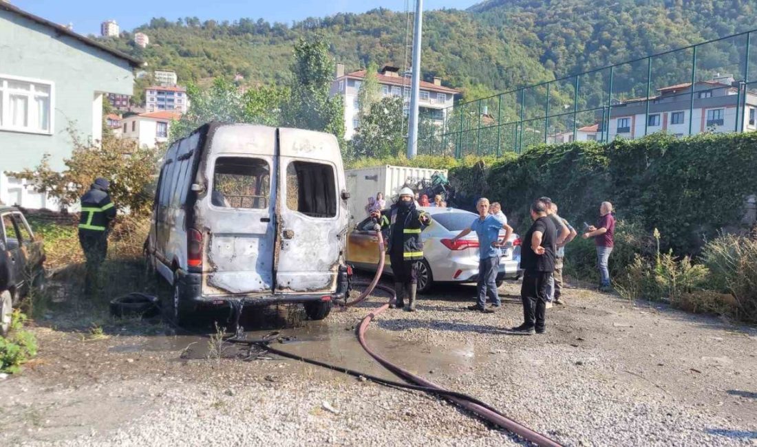 Kastamonu’nun İnebolu ilçesinde park halindeki panelvan araç çıkan yangında kullanılmaz