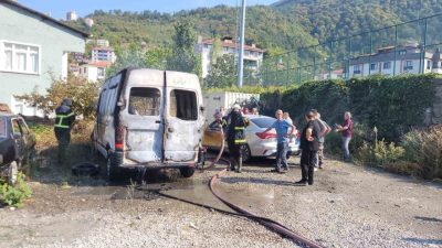 Kastamonu’nun İnebolu ilçesinde park halindeki panelvan araç çıkan yangında kullanılmaz