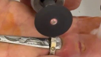 Kastamonu’da bir kadının parmağına sıkışan yüzük, itfaiye ekibince kesilerek çıkartıldı.