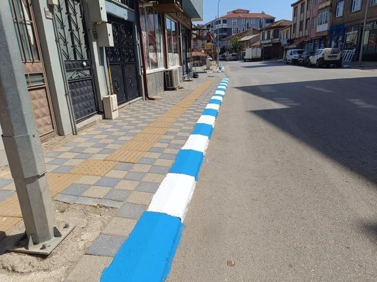 Pazaryeri kaldırımlarına mavi-beyaz dokunuş Bilecik’in Pazaryeri ilçesinde belediye ekipleri, ilçe merkezindeki ana caddelerde bulunan
