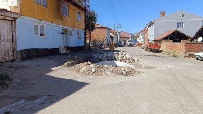 Bilecik’in Pazaryeri ilçesinde ara sokaklarda kaldırım onarımları devam ediyor. Bilecik’in