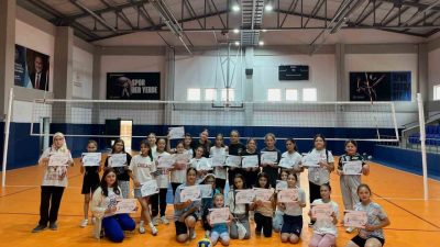 Pazaryeri’nde yaz spor okulları kapsamında voleybol branşı kursu başarıyla tamamlandı.