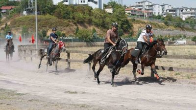 Kocaeli’nin Gölcük ilçesinde düzenlenen Geleneksel Rahvan At Yarışları, Türkiye’nin dört