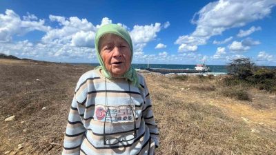 Kocaeli’nin Kandıra ilçesinde karaya oturan dev yük gemisini sabah namazına