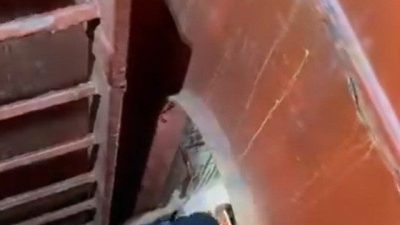 Kocaeli’de Safiport Limanı’nda bir işçi geminin ambarına düşerek yaralandı. Olay,