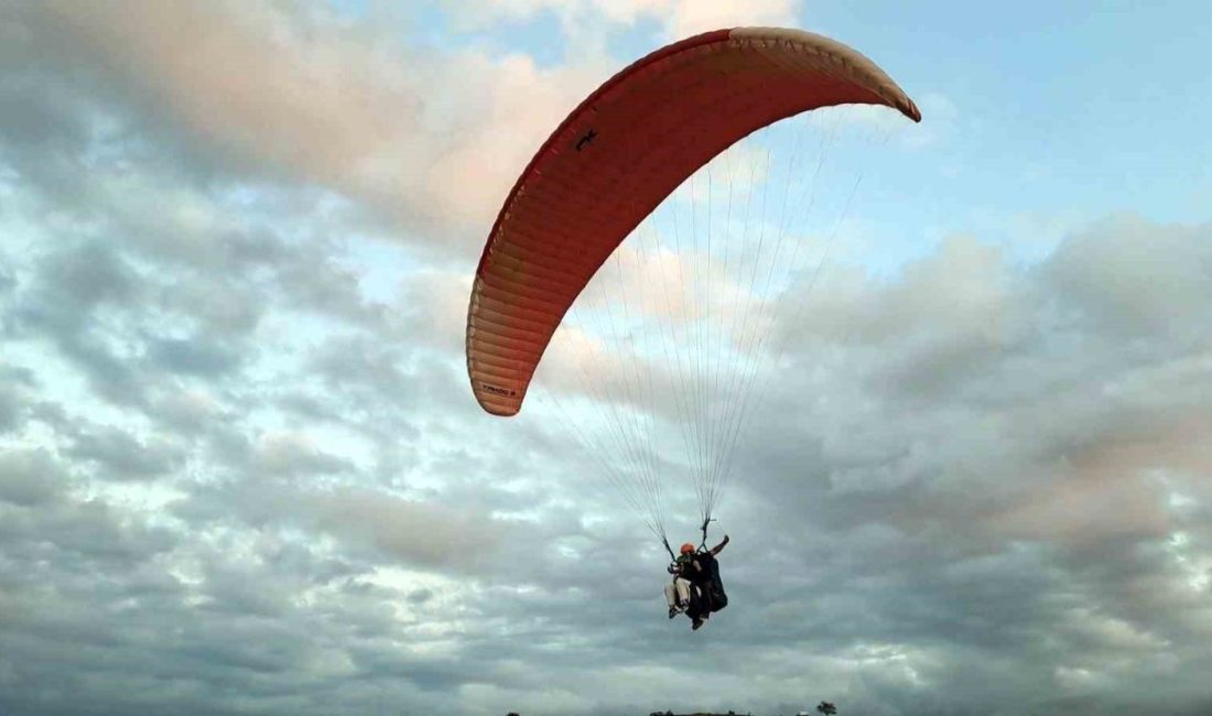 Sakarya’nın Serdivan ilçesinde yamaç paraşütü eğitimlerine katılan pilotu adayları, teorik