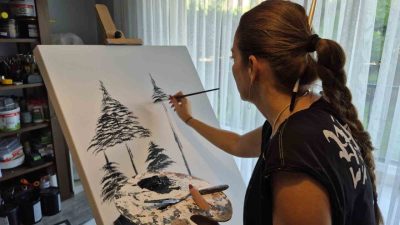 Düzce’de ressam Aslıhan Öztürk, ortaokul yıllarında başladığı ancak hayat şartları