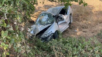 Kastamonu’da şarampole yuvarlanan otomobil, ağaçlara çarparak durabildi. Kazada sürücü ağır