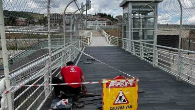 Kocaeli Şehir Hastanesi üst geçidinde bakım çalışması yapan ekipler, üst