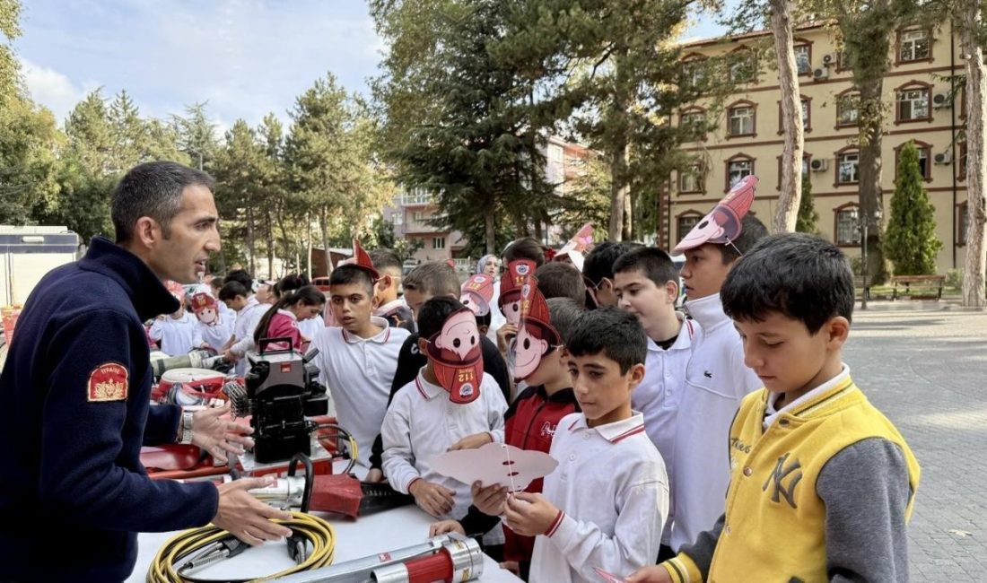 Bilecik’in Söğüt ilçesinde İtfaiyecilik ve Yangından Korunma Haftası kapsamında, etkinlik