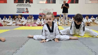 Gölcük Belediyespor bünyesinde tekvando eğitimi alan 253 sporcu, düzenlenen törenle