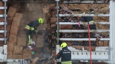 TEM Otoyolu’nun Bolu geçişinde züccaciye ürünü yüklü kamyonun dorsesinde çıkan