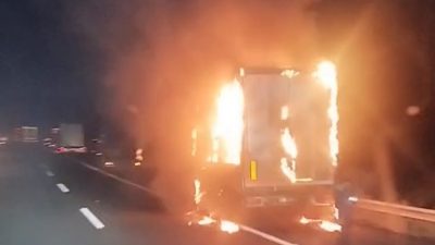 TEM Otoyolu’nun Bolu geçişinde İstanbul istikametine seyreden kargo ürünleri yüklü