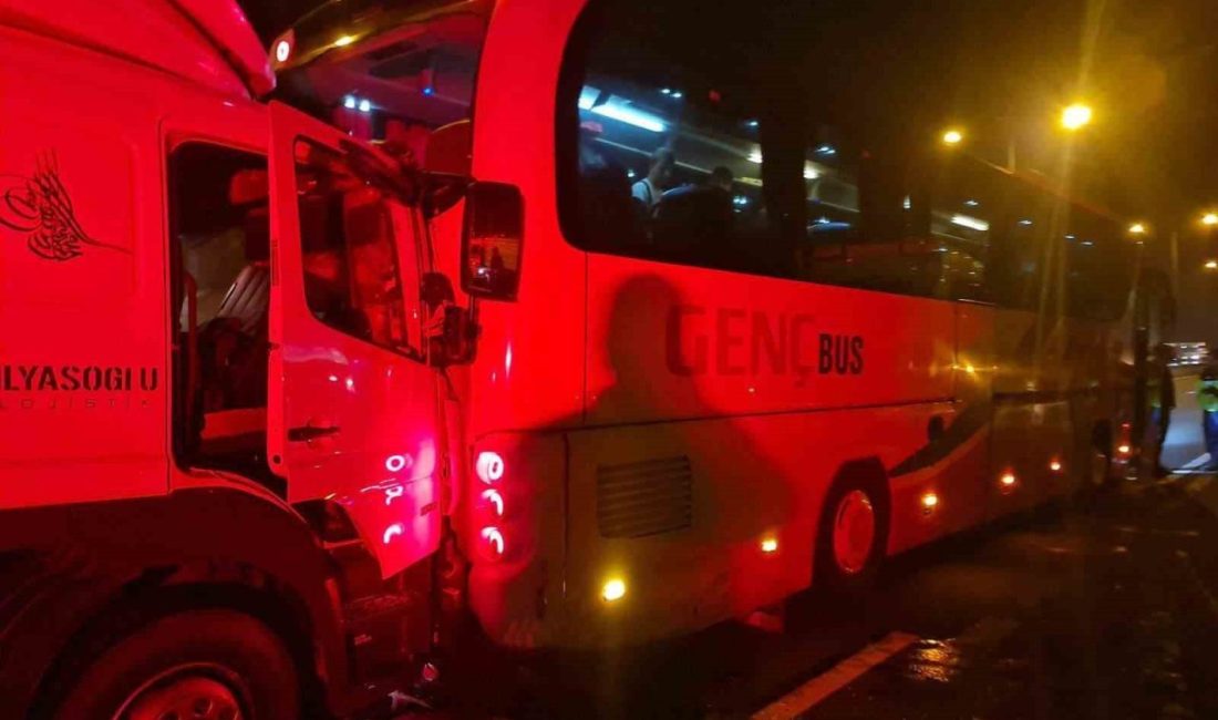 TEM’de lastiği patlayan otobüse kamyon çarptı: 1 yaralı TEM Otoyolu’nun Bolu geçişinde lastiği patladığı için orta şeritte durmak