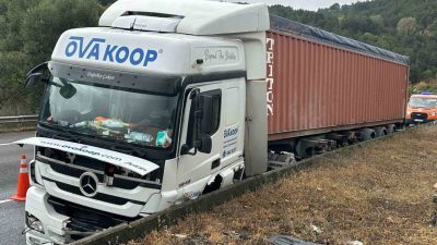 TEM Otoyolu’nun Bolu geçişinde sürücüsünün direksiyon hakimiyetini kaybettiği tır beton