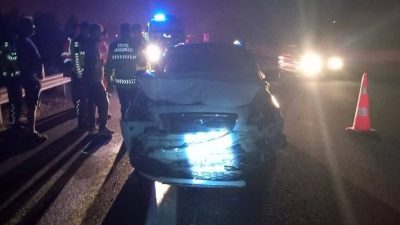 TEM Otoyolu’nun Bolu geçişinde tıra çarpan otomobil hurdaya döndü. Kazada