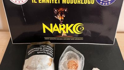 Düzce’de polis ekipleri tarafından yürütülen çalışmalarda tütün paketinin içinde uyuşturucu