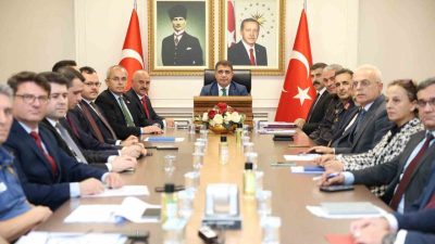 DÜZCE(İHA) – Düzce Valisi Selçuk Aslan başkanlığında gerçekleştirilen toplantıda üniversite