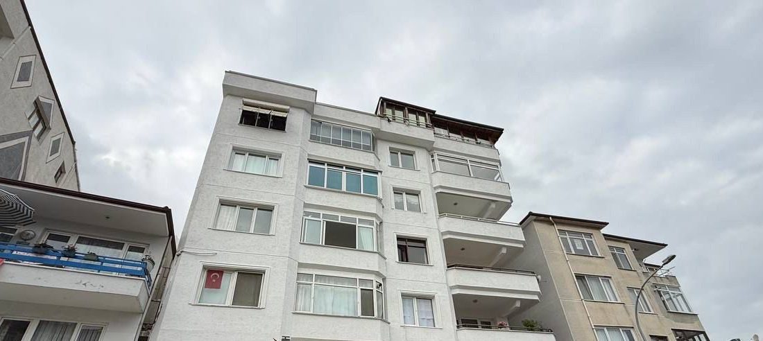 Yalova’nın Çınarcık ilçesinde bir binanın 5’inci katındaki evinin terasından düşen