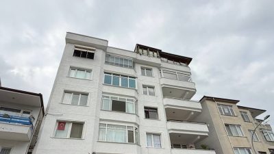 Yalova’nın Çınarcık ilçesinde bir binanın 5’inci katındaki evinin terasından düşen