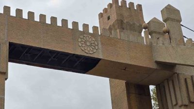 Bilecik’te bulunan bir üst geçit bakımsızlıktan adeta çürürken, kopan parçaları