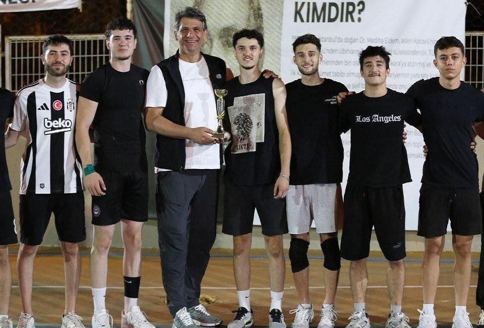 Uzuntarla’da sahada rekabet, gönüllerde dostluk kazandı Uzuntarla’da düzenlenen Dr. Mediha Eldem Voleybol Turnuvası, çekişmeli geçen final