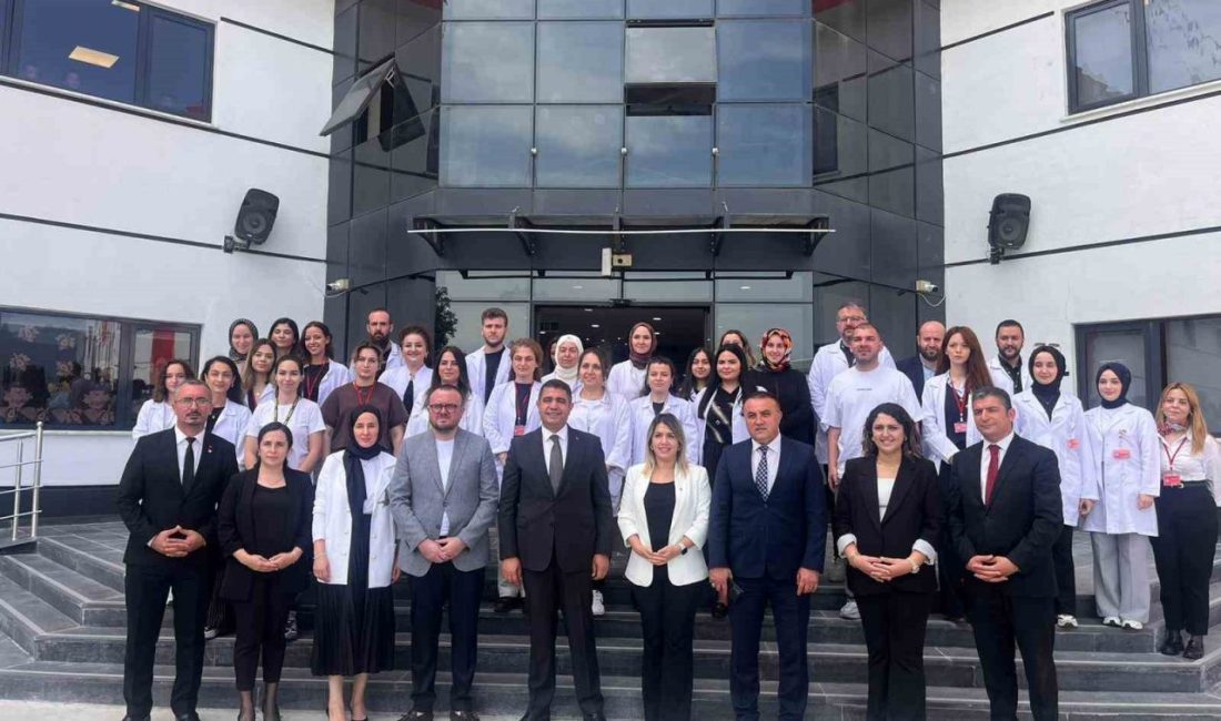 Düzce Valisi Selçuk Aslan, Bahçeşehir kolejinde öğrenciler ve öğretmenler bir