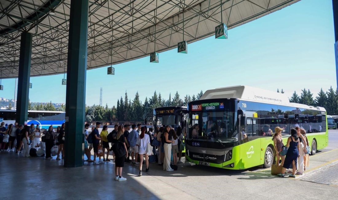 Vatandaşlar mavi bayraklı plajlara “800CK” ile akın etti Kocaeli Büyükşehir Belediyesi, yaz sezonunda hizmet veren “800CK” kodlu otobüs