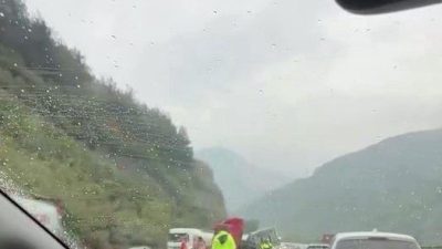 Sakarya’nın Geyve ilçesi D-650 kara yolunda yağışın etkisi ile sürücüsünün