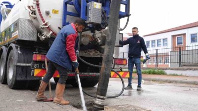 Düzce Belediyesi, mevsimsel değişiklikler doğrultusunda şehir genelindeki saha çalışmalarını hızlandırdı.