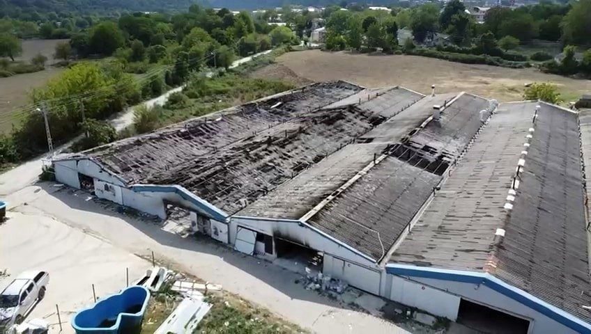 Yanan fabrikadan geriye bu görüntü kaldı Sakarya’da geçtiğimiz günlerde polyester, boya ve tekstil üretimi yapan fabrikada