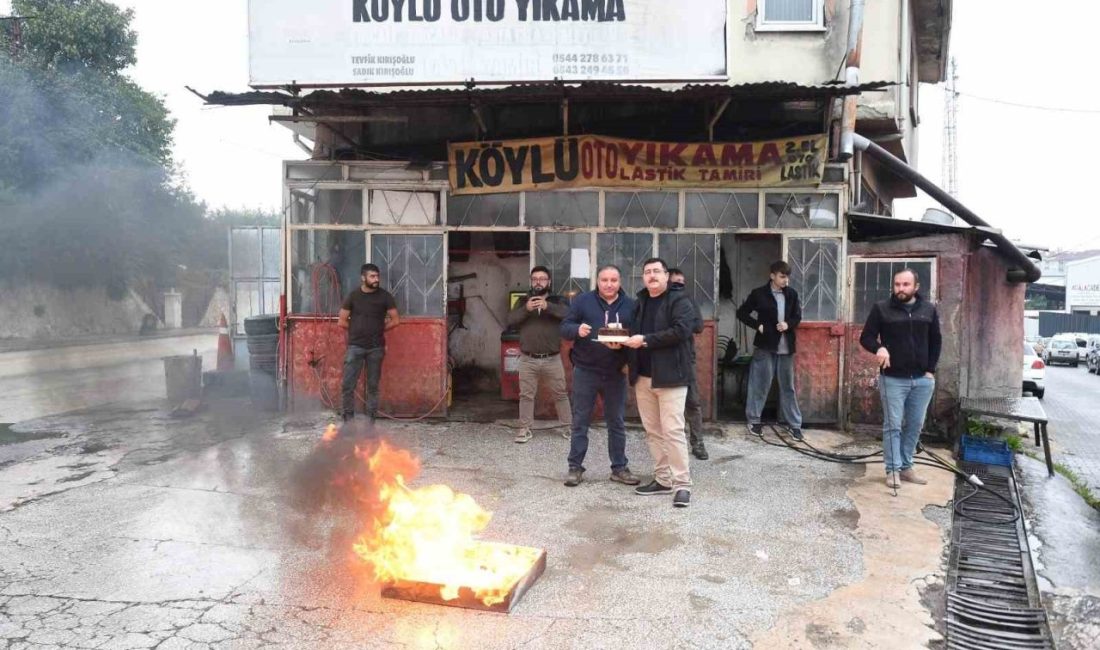 Kastamonu’da sanayi sitesi esnafı, İtfaiyecilik Haftası sebebiyle yangın ihbarında bulunarak