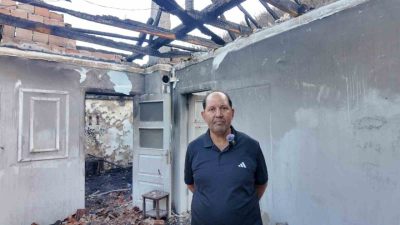 Kocaeli’nin İzmit ilçesinde yakılan çöplerin yol açtığı yangında evi kullanılamaz