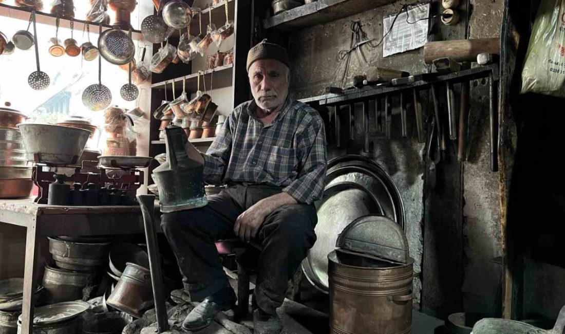 Kastamonu’nun Tosya ilçesinde bakır ve kalay ustası yaşlı adam, yok