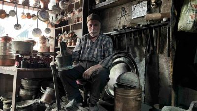 Kastamonu’nun Tosya ilçesinde bakır ve kalay ustası yaşlı adam, yok