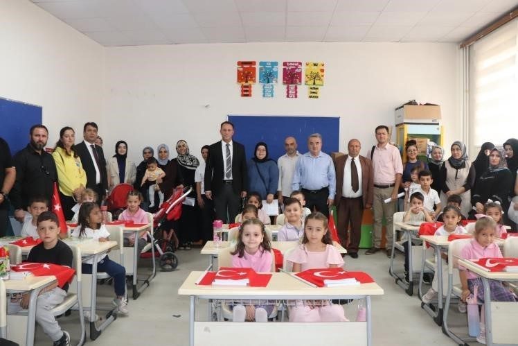 Bozüyük Kaymakamı Adem Öztürk, yeni eğitim öğretim yılında öğrencilerle bir