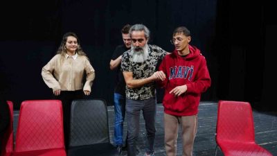 Düzce Belediyesi Kültür İşleri Müdürlüğü bünyesinde faaliyet gösteren Şehir Tiyatrosu,