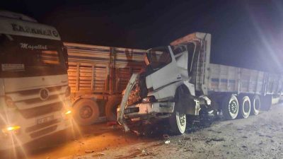 Bilecik’te seyir halindeki bir aracın yol kenarında arızası nedeniyle bekleyen