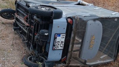 Bilecik’te bir araca yol vermek isterken devrilen üç tekerlekli elektrikli