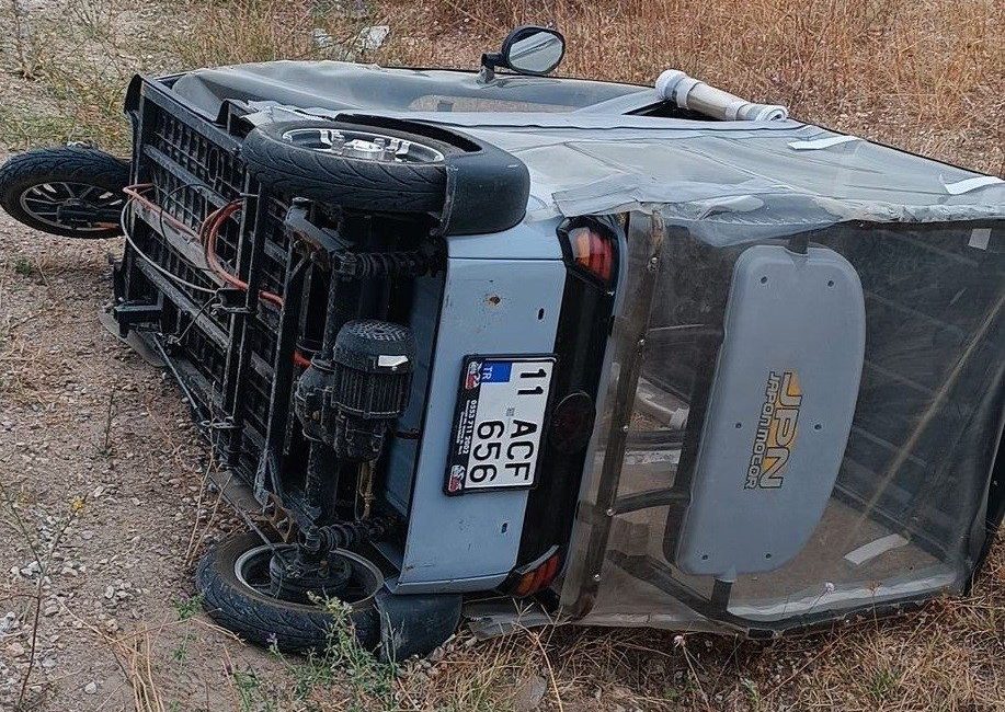 Bilecik’te bir araca yol vermek isterken devrilen üç tekerlekli elektrikli